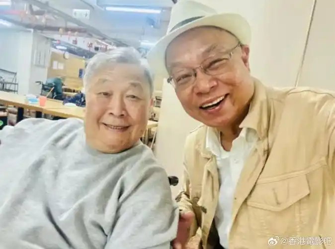 姜大卫和李力持到养老院探望秦煌